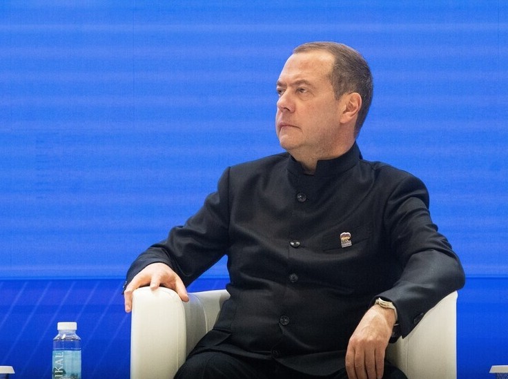 «Как игрушки с засохшей ёлки»: Дмитрий Медведев предупредил США и «Старлинк» - «Недвижимость»